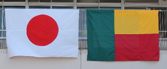 Les drapeaux du Japon et de la République du Bénin
