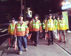 为了防止街区发生犯罪而进行巡逻的人们