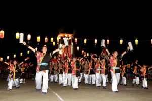 在夏季节日上跳北海道民谣歌舞的人们
