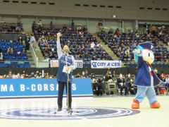 横浜ビー・コルセアーズのホーム開幕戦でファンとともに応援する山中市長