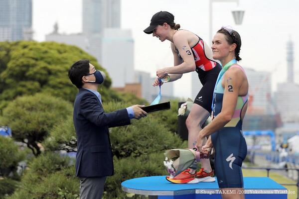 5月14日（土曜日）「2022ワールドトライアスロン・パラトライアスロンシリーズ横浜大会」でメダルを贈呈しました