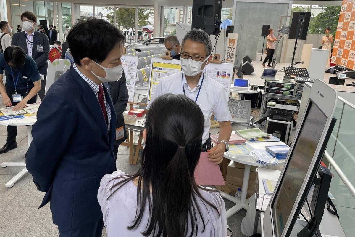 写真：横浜市避難ナビの操作のレクチャーを受ける市長ｂ
