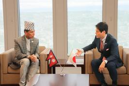Tôi đã gặp Đại sứ Nepal tại Nhật Bản.
