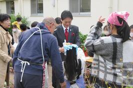 Chúng tôi kiểm tra công tác chuẩn bị cho “Lễ hội hoa địa phương” tại trường tiểu học Kamiseya.