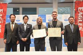 Giải thưởng Danh dự Thể thao Thành phố Yokohama đã được trao cho hai cầu thủ có liên hệ với Yokohama đã vô địch Giải bóng bầu dục thế giới.