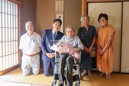 市内最高齢者のご長寿をお祝いしました