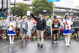 フルマラソン化10周年の「横浜マラソン 2025」で参加ランナーの皆さまを激励しました