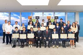 「中学校給食メニューコンクール表彰式」でご挨拶と表彰を行いました