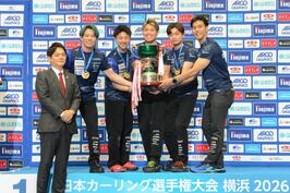 「日本カーリング選手権大会 横浜2026」の表彰式で表彰を行いました