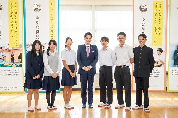 市長と中学生6人の写真
