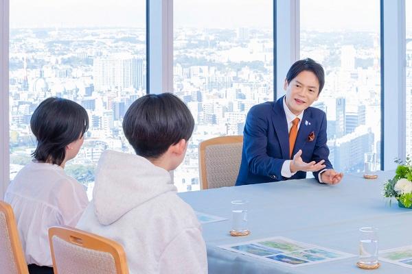 Ông Miyamoto cùng con trai và thị trưởng nói chuyện quanh bàn