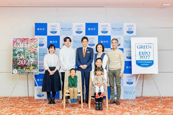 Ảnh tập thể của 3 gia đình sống ở thành phố Yokohama và thị trưởng