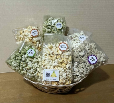 色々な味のポップコーンの写真