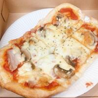 ベーコンとグリーンアスパラのピッツァの写真