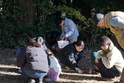 大学生と一緒に素材探し