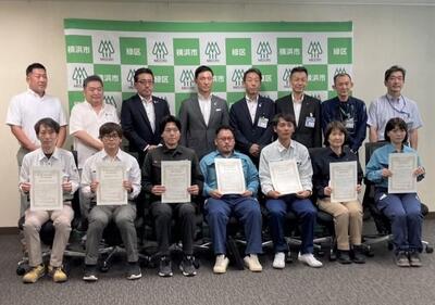 表彰された方々との記念撮影の画像