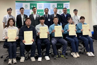 表彰された方々との記念撮影の画像