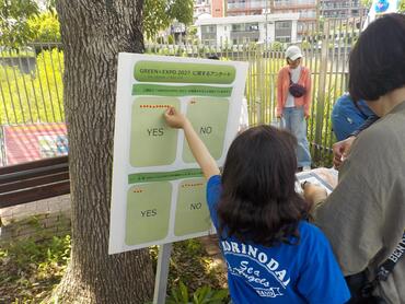 シールを貼るこども