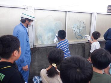 落書き消しを体験する小学生