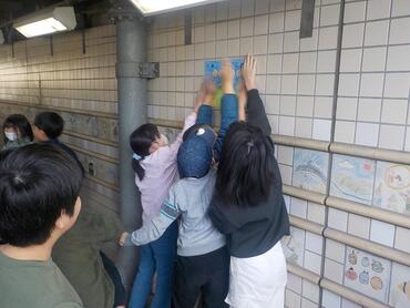 みんなで協力してポスターを貼りました