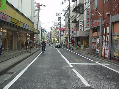 La imagen del pavimento de la brisa refrescante mantuvo en el centro comercial de Nakayama