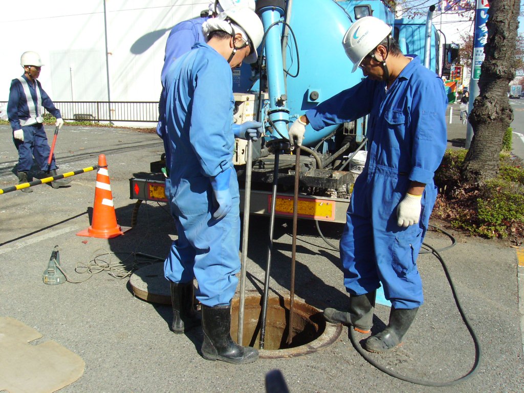 Scenery of cleaning sewer pipes