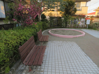 東本郷第六公園のベンチと砂場