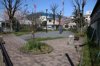 上山町北公園の広場と遊具