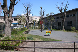 上山町北公園の広場と遊具2