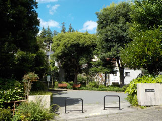 上山町中公園の出入口