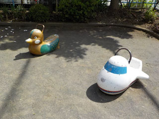 上山町谷公園のベンチ型遊具