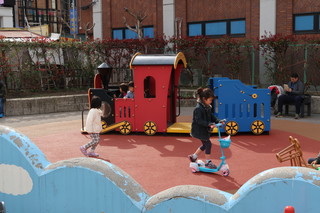 鴨居町北公園の幼児対応遊具