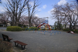 こざか第二公園の広場と遊具