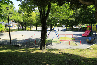 夫婦坂公園の広場と遊具