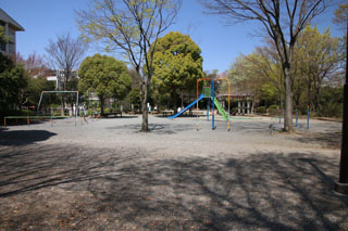 三保長谷戸公園の広場と遊具