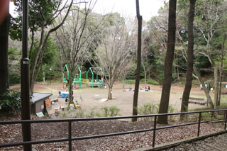 三保念珠坂公園の広場と遊具