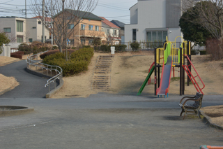 長津田宮ノ前公園の広場とすべり台