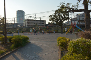 長津田第二公園の広場と遊具