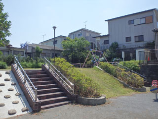 中山町公園の広場と階段