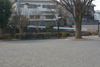 御前田第三公園の広場と遊具
