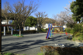 笹山公園の広場と遊具