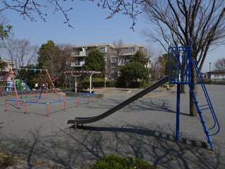 竹山烏森公園の広場と遊具