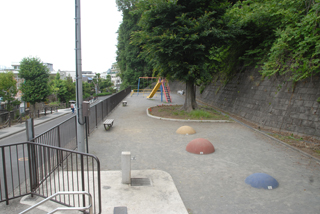 寺山町公園の広場と遊具
