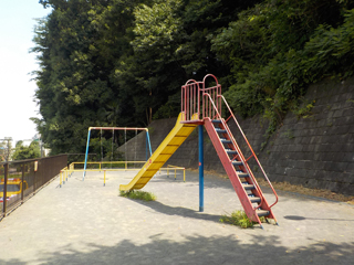 寺山町公園の滑り台とブランコ