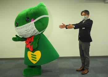 Hình ảnh Midorin đeo mặt nạ và thị trưởng