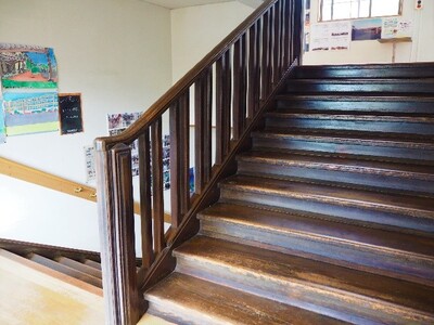 木造校舎の階段の写真