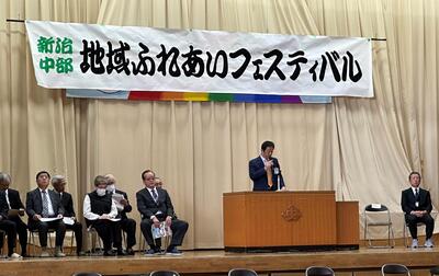 登壇してご挨拶する佐藤区長