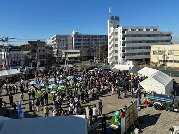 Shooting a Marche venue filled with many visitors from above