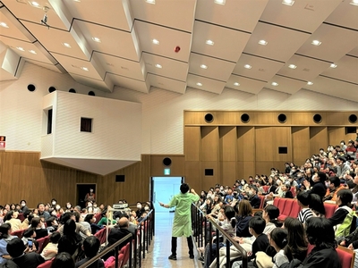 乱马老师在观众席通道上举中国芝麻的照片
