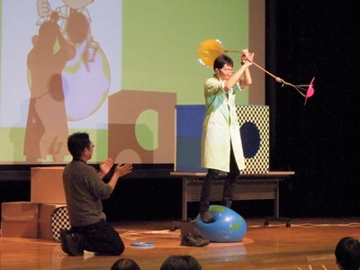 乱马老师坐平衡球进行离心力实验的照片